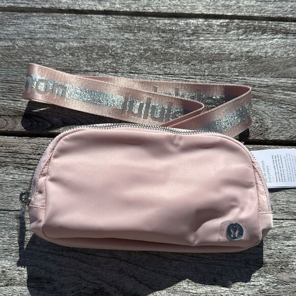 Lululemon Everywhere Belt Bag 1L Pink Mist/Silver/White Opal pink‎ NWT - Picture 3 of 5